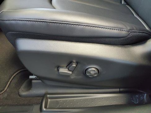 Used 2026 Chrysler Voyager LX image 5