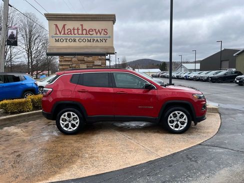 Used 2025 Jeep Compass Latitude image 4