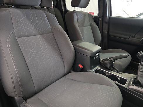 Used 2019 Toyota Tacoma TRD Off-Road image 38