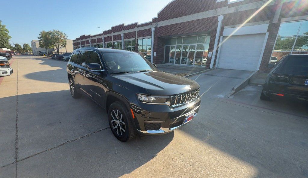 Used 2025 Jeep Grand Cherokee L Limited AWD/4WD image 1