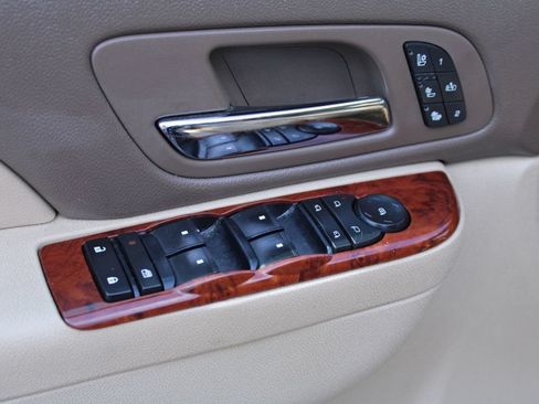 Used 2011 Chevrolet Suburban LTZ RWD image 34
