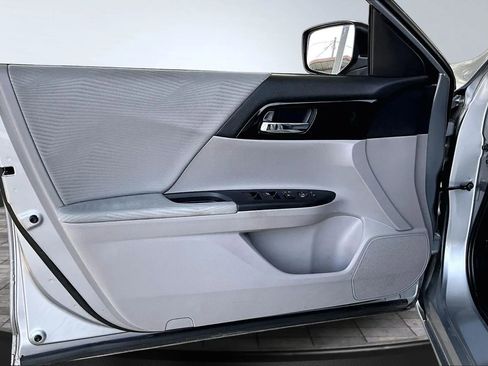 Used 2016 Honda Accord LX image 17