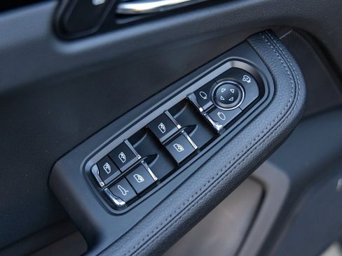 Certified 2025 Porsche Macan image 23