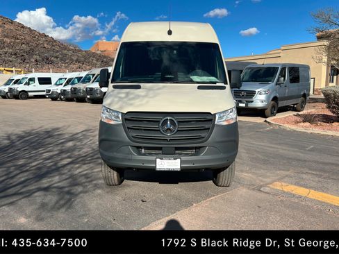 Used 2025 Mercedes-Benz Sprinter 2500 image 8