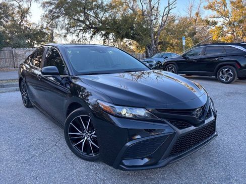Used 2021 Toyota Camry SE w/ Convenience Package image 4