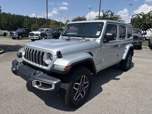 Used 2024 Jeep Wrangler Unlimited Sahara AWD/4WD image 3