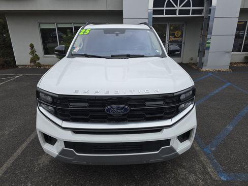 Used 2025 Ford Expedition Platinum image 9