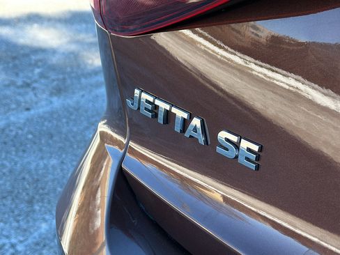 Used 2017 Volkswagen Jetta SE image 9