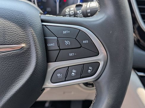 Used 2022 Chrysler Pacifica Touring-L FWD image 17