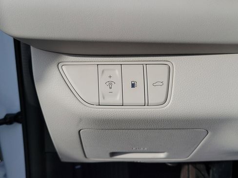 Certified 2025 Genesis G70 2.5T image 16