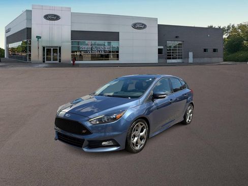 Used 2018 Ford Focus ST w/ Equipment Group 401A FWD image 5