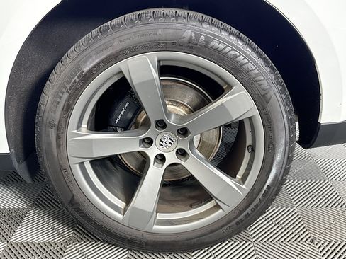 Used 2023 Porsche Macan AWD/4WD image 34