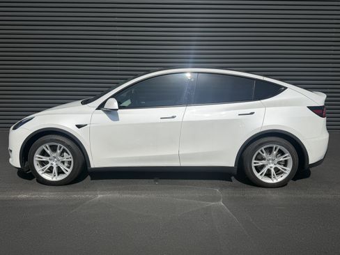 Used 2022 Tesla Model Y Long Range AWD/4WD image 2