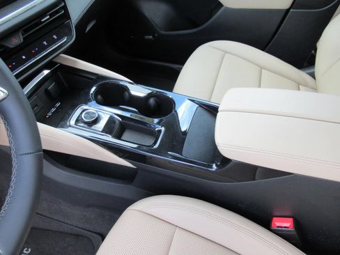 Used 2025 Buick Envision Preferred AWD/4WD image 16