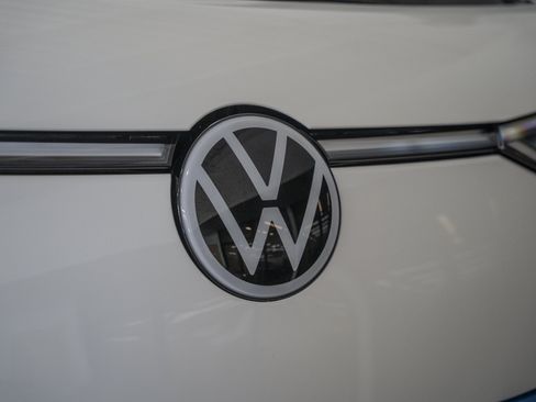 Used 2025 Volkswagen ID. Buzz 1st Edition RWD image 14