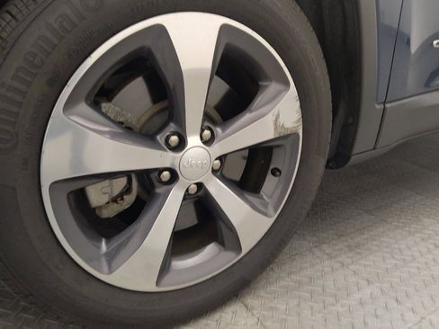 Used 2019 Jeep Cherokee Limited FWD image 31