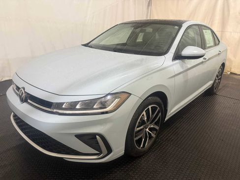 Certified 2025 Volkswagen Jetta SE w/ Sunroof Package image 1