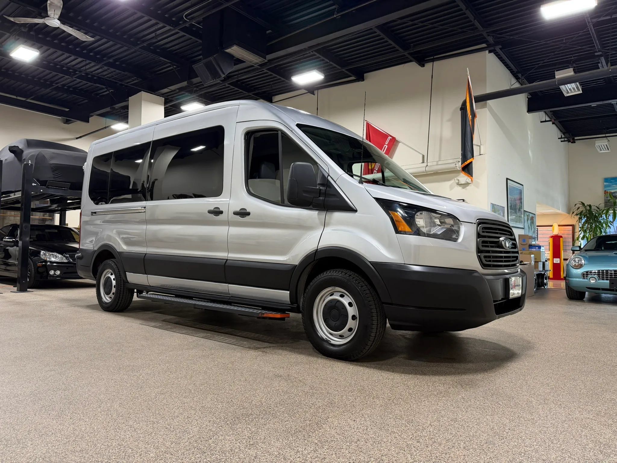 Used 2019 Ford Transit 250 148 Medium Roof RWD image 4