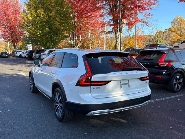 Used 2025 Volvo V90 B6 Cross Country Plus AWD/4WD image 2