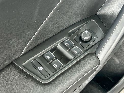 Used 2023 Volkswagen Tiguan SE image 25