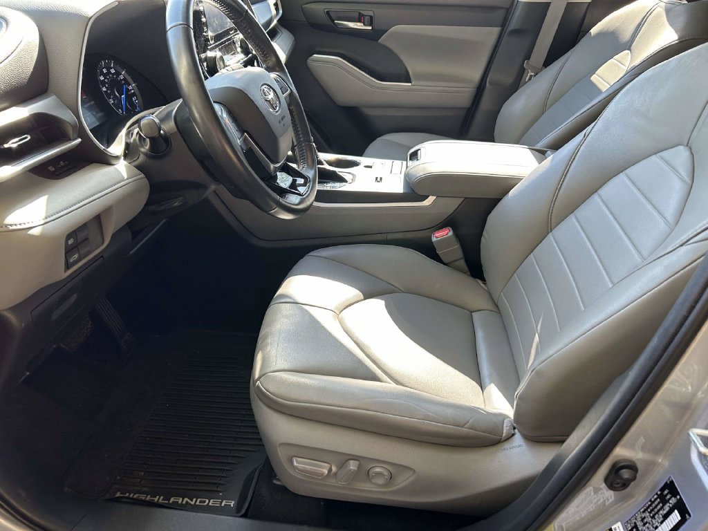 Used 2020 Toyota Highlander XLE AWD/4WD image 11