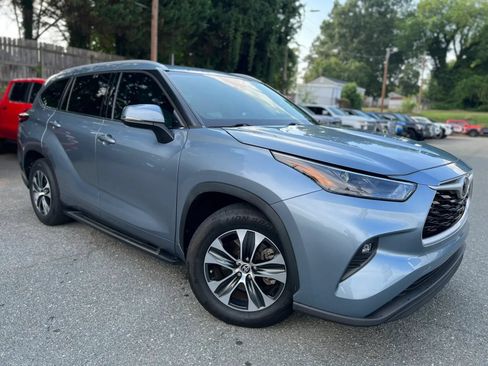 Used 2022 Toyota Highlander XLE FWD image 23