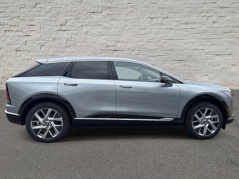 New 2025 Cadillac Optiq Luxury 1 image 4