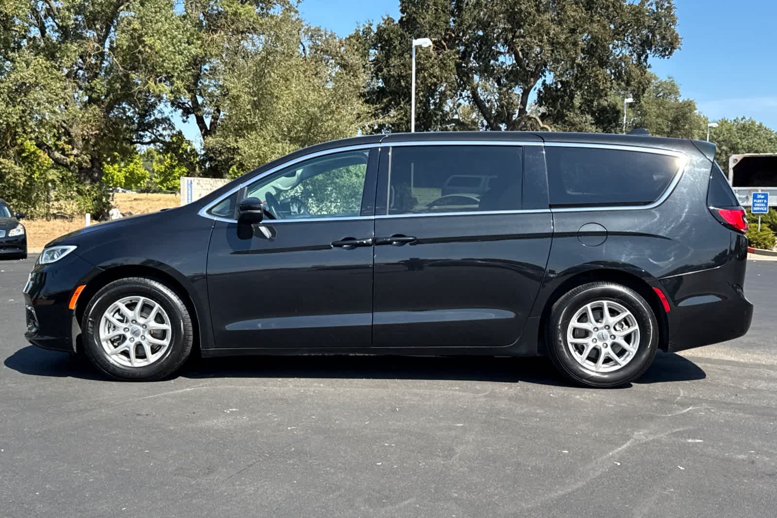 Used 2023 Chrysler Pacifica Touring-L FWD image 5