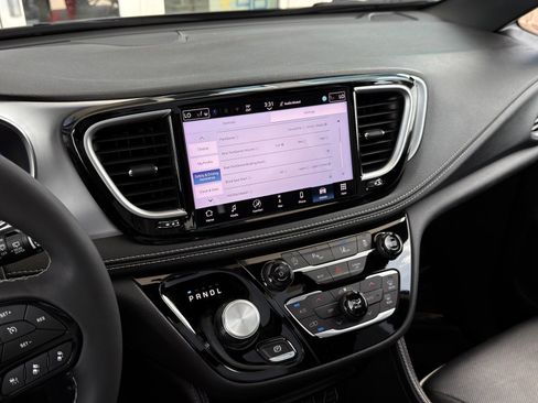 Used 2025 Chrysler Pacifica Limited FWD image 46