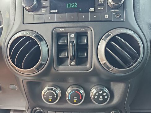 Used 2018 Jeep Wrangler Unlimited Sport S AWD/4WD image 25