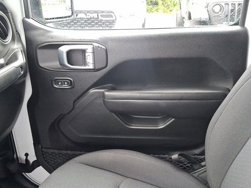 Certified 2022 Jeep Gladiator Willys image 31