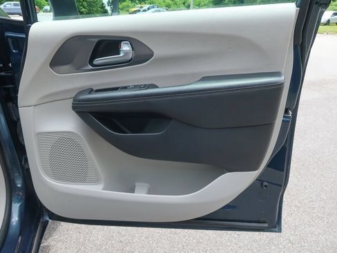 Used 2023 Chrysler Pacifica Touring-L FWD image 18