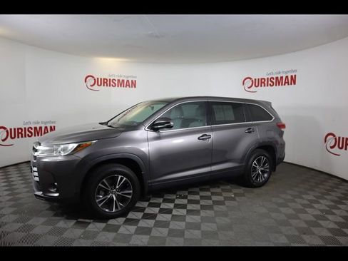 Used 2019 Toyota Highlander LE AWD/4WD image 4