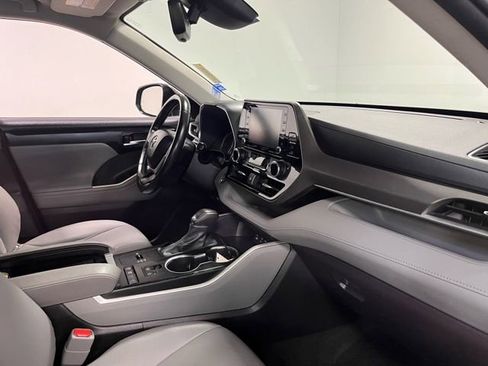 Used 2022 Toyota Highlander XLE image 12