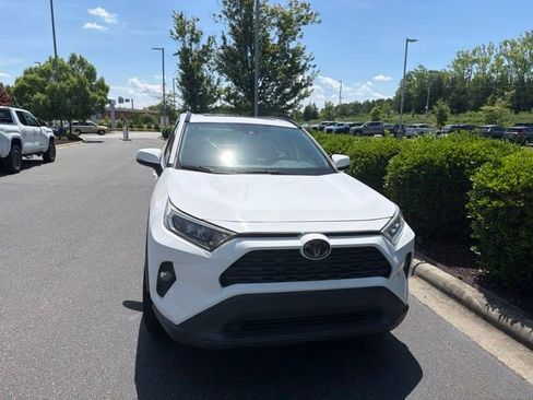 Used 2019 Toyota RAV4 XLE Premium FWD image 11