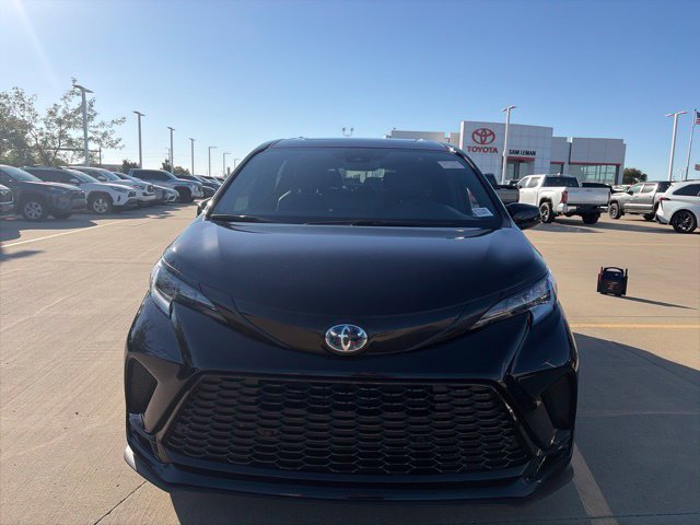 Used 2025 Toyota Sienna XSE AWD/4WD image 2