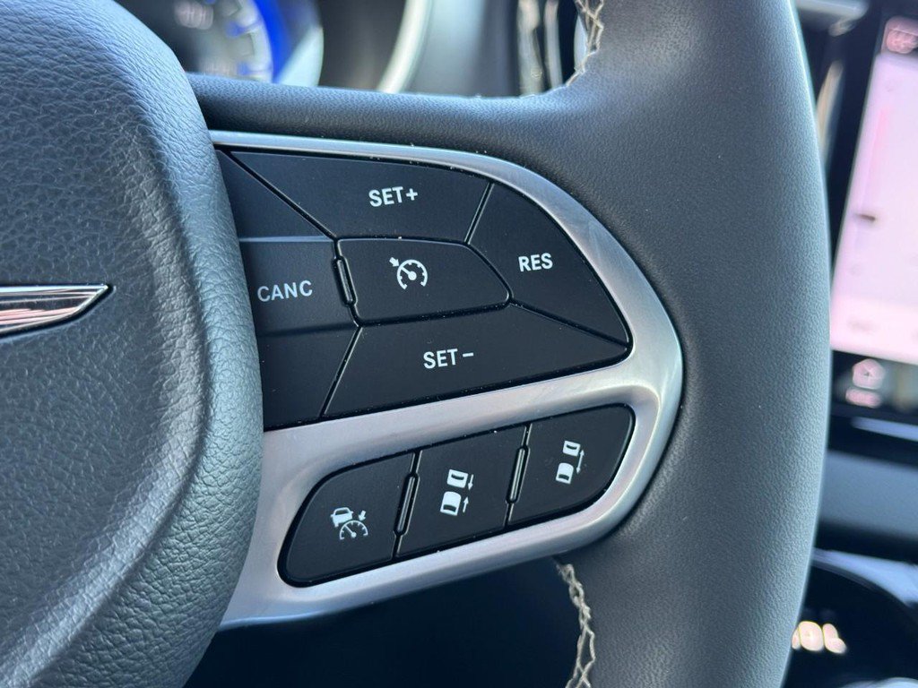 Used 2025 Chrysler Pacifica Select FWD image 21