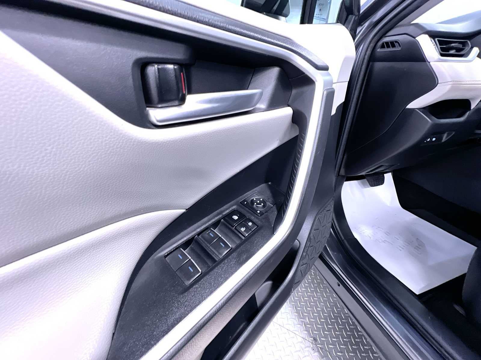 Used 2024 Toyota RAV4 XLE AWD/4WD image 12