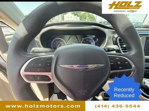 Used 2020 Chrysler Pacifica Touring FWD image 11