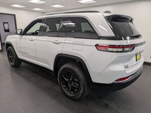 Used 2024 Jeep Grand Cherokee Limited w/ Luxury Tech Group II image 6