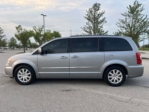 Used 2014 Chrysler Town & Country Touring image 2