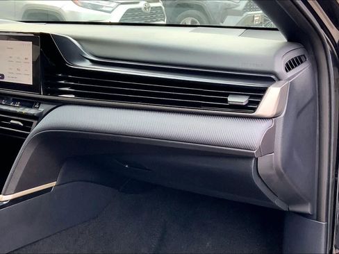 Used 2025 Toyota Camry SE image 18