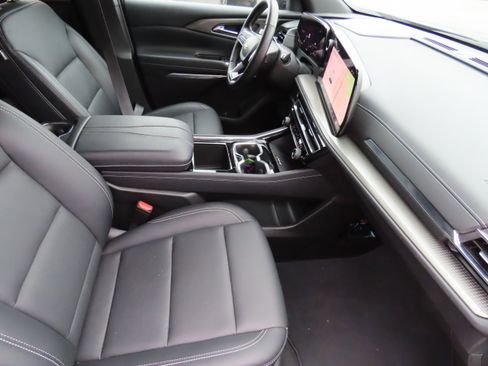 Used 2025 Chevrolet Traverse LT image 11