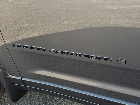 New 2025 Jeep Grand Cherokee Limited w/ Black Appearance Package image 20