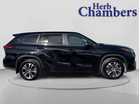 Used 2023 Toyota Highlander XLE image 11