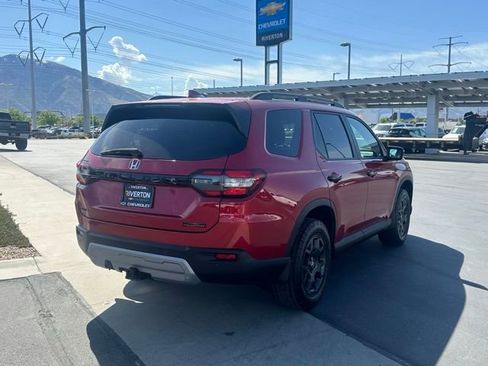 Used 2025 Honda Pilot TrailSport image 24