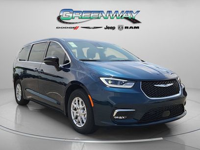 New 2025 Chrysler Pacifica Select w/ Uconnect Theater Family Group