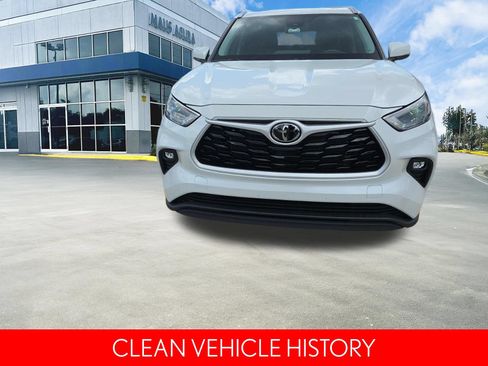 Used 2023 Toyota Highlander XLE FWD image 4