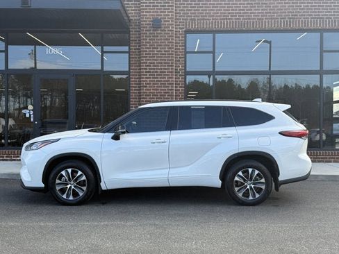 Used 2020 Toyota Highlander XLE image 3