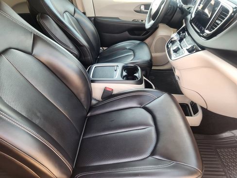 Used 2023 Chrysler Pacifica Touring-L FWD image 14
